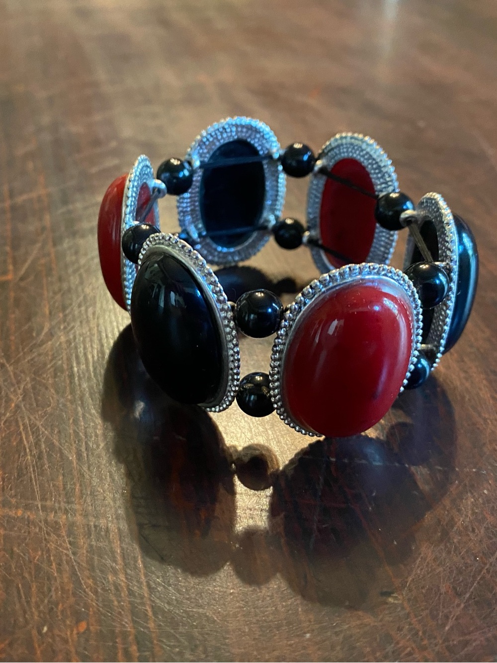 Oval Red & Black Cabochon Beaded Stretch Bracelet - Silver Tone